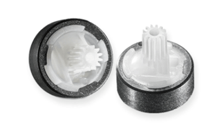 Antriebsrotor für eine Kleinaktuatorik – Bauteil im 2KProzess gefertigt mit einem POM-Zahnrad und aufgespritztem NdFeB-Magnetrotor – Bild mit 2 Ansichten des Teiles – stehend und Liegend
