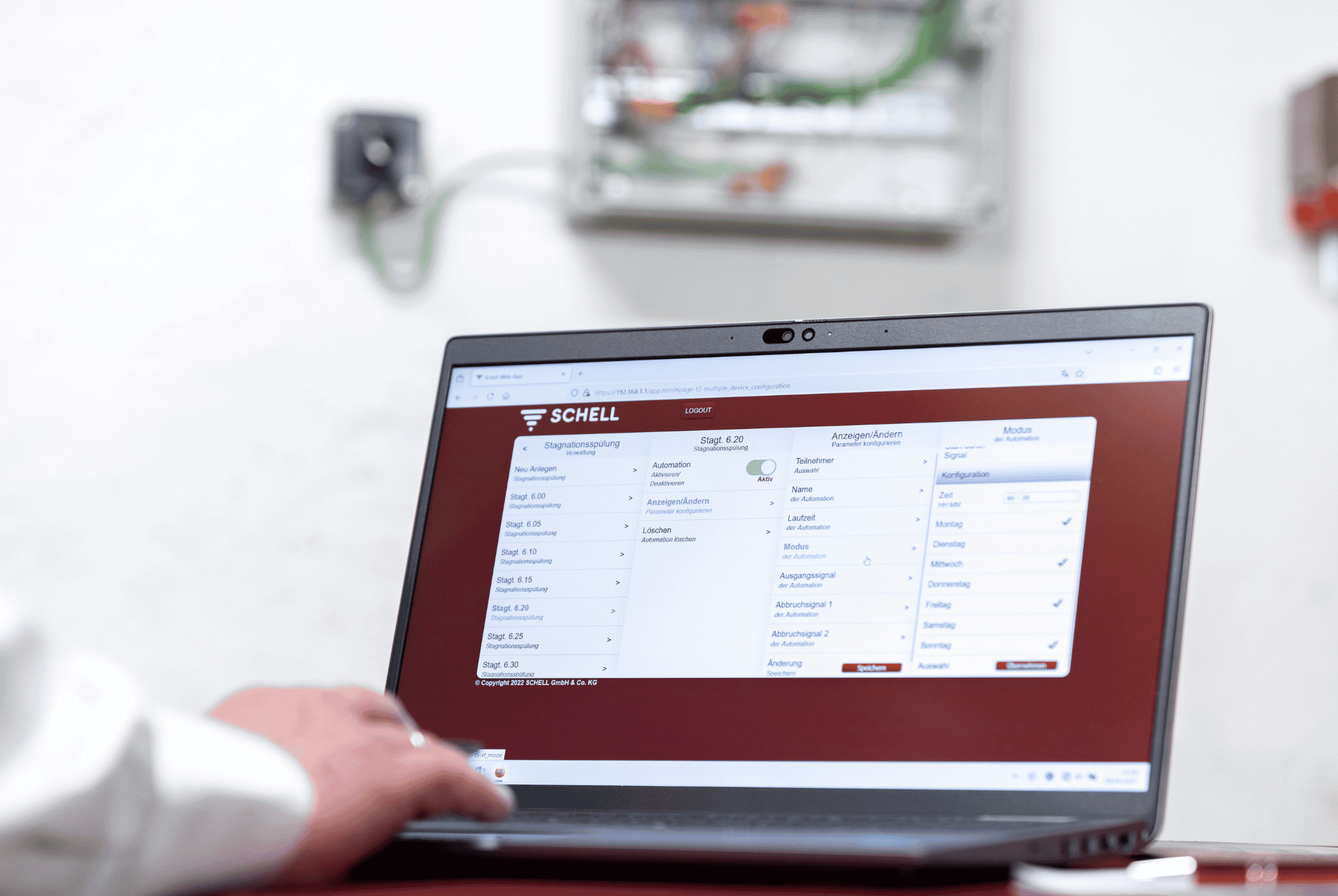 Laptop mit geöffneter Benutzeroberfläche des SCHELL Wassermanagement-Systems SWS. Das System ermöglicht nach entsprechender Programmierung automatische Stagnationsspülungen zum Erhalt der Trinkwassergüte, zeit- oder temperaturgesteuert sowie kabelgebunden und/oder funkvernetzt.
