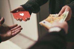 Austausch von Geld gegen eine Herzkarte