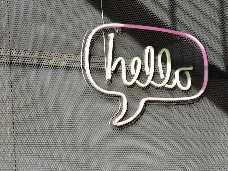 Sprechblase mit Schriftzug "hello".