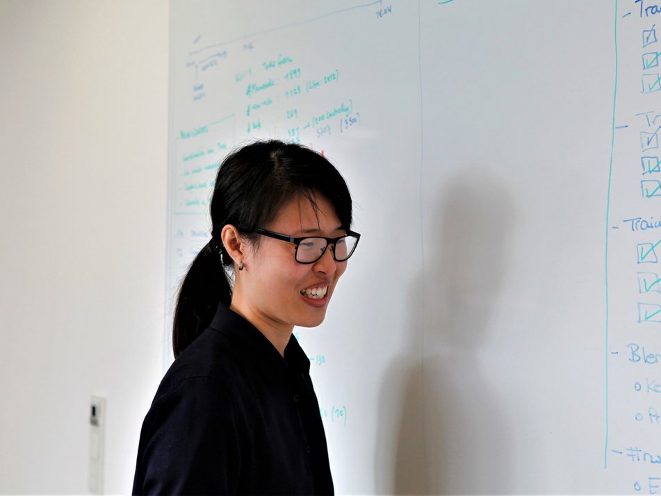 Jinq-Ching arbeitet am Whiteboard