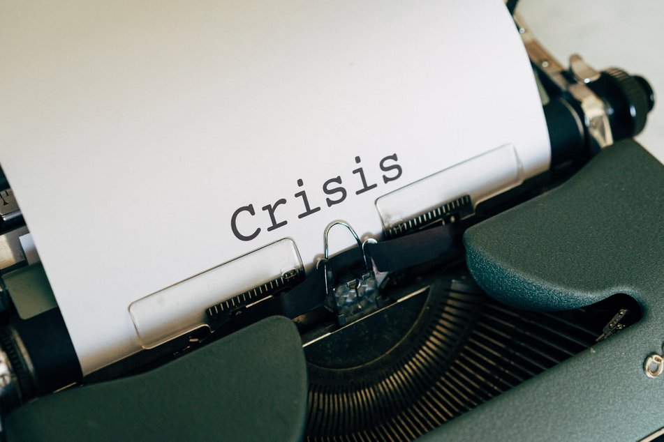Papier mit Aufdruck "Crisis"