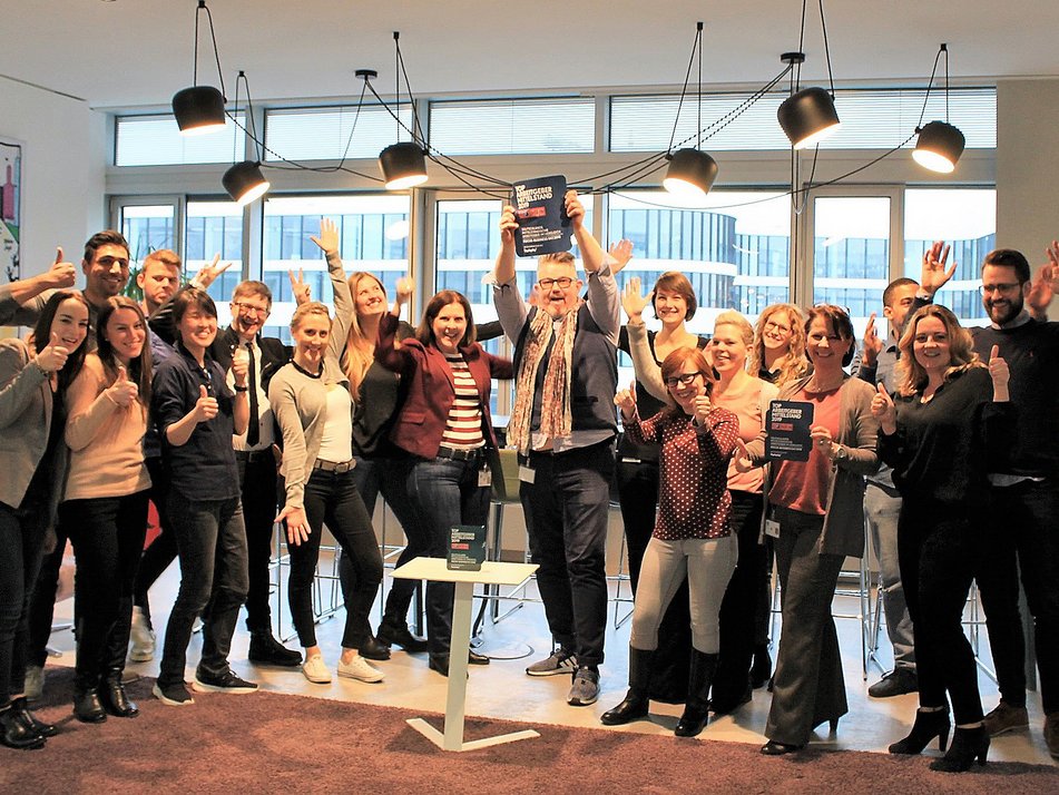 VDI Wissensforum Mitarbeiter inkl. Geschäftsführer Timo Taubitz freuen sich über den Top Arbeitgeber Mittelstand 2019 Award