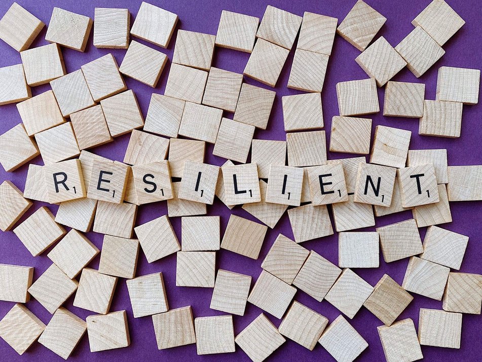 Wort "Resilient" aus Buchstaben zusammengelegt.