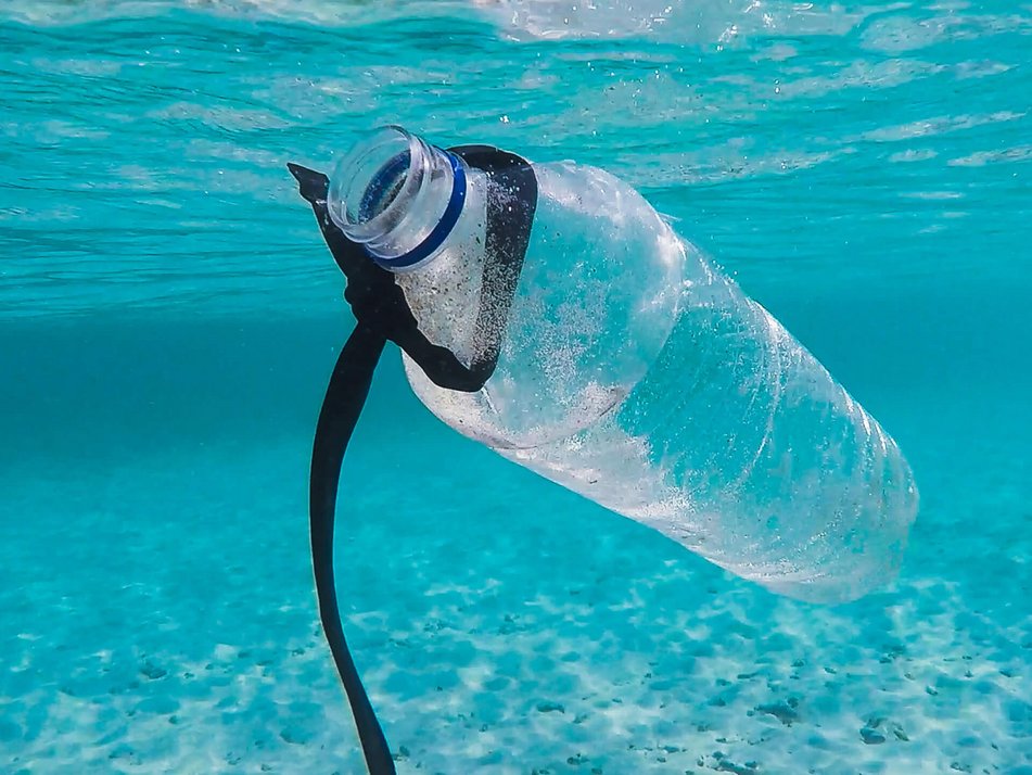 Plastikflasche treibt im Meer