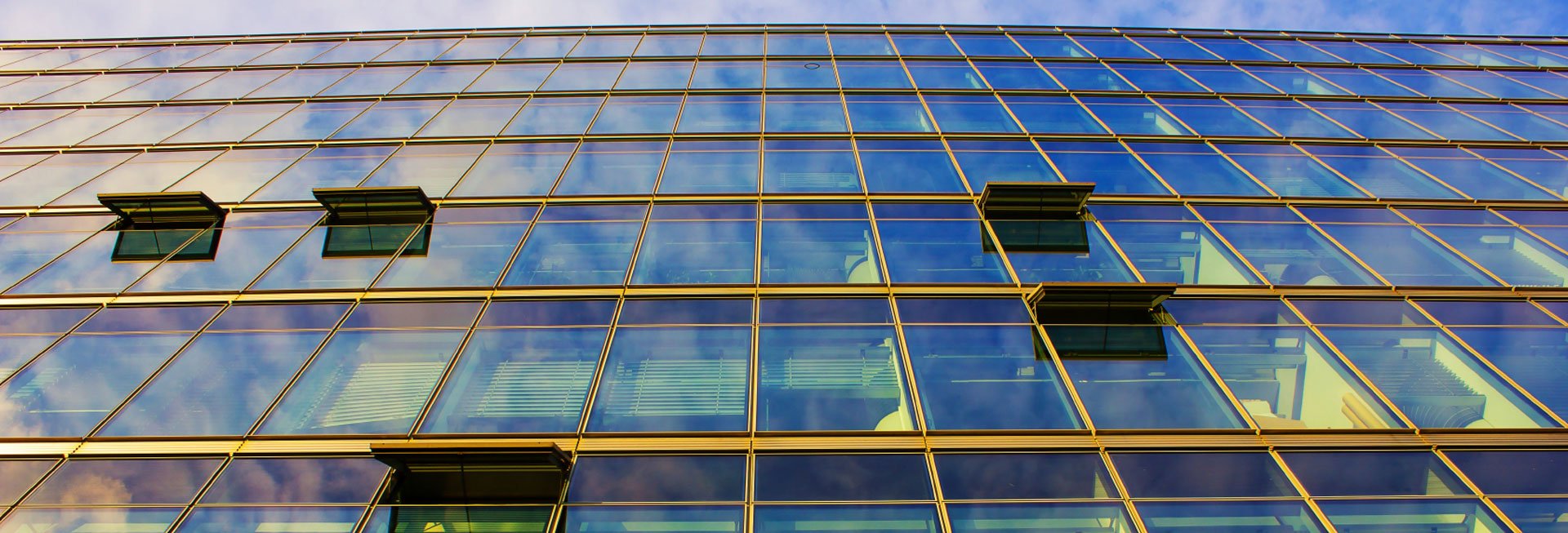 Außenansicht einer großen Fensterfront.