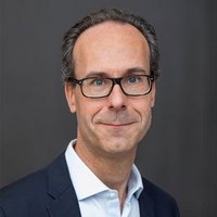 Piller Mann (Autor) mit Brille schaut in die Kamera.