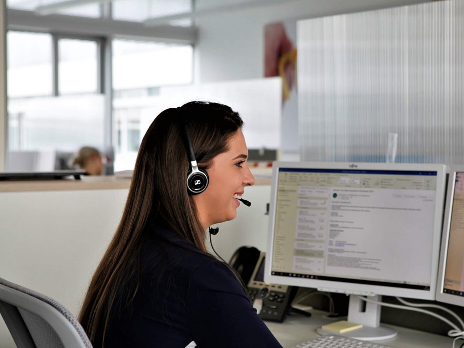 Auszubildende telefoniert mit Kunden.