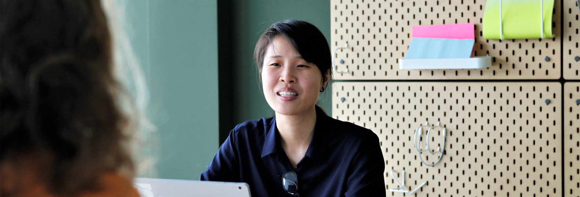 Jinq-Ching Vuong im Scrum Raum während eines Meetings